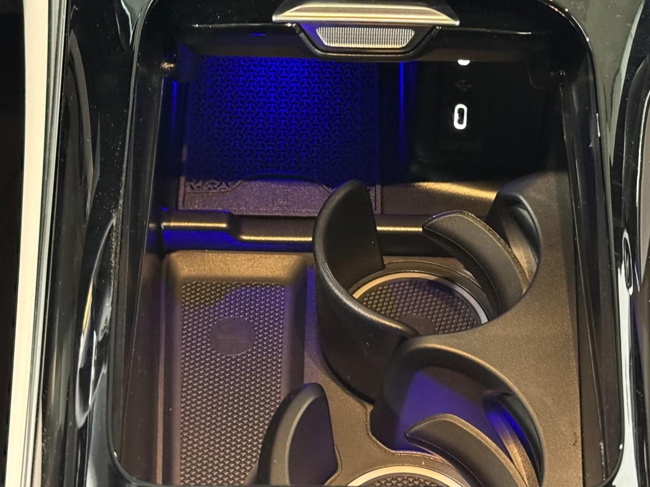 Mercedes-Benz GLC Vehicle Full-screen Gallery Image 15