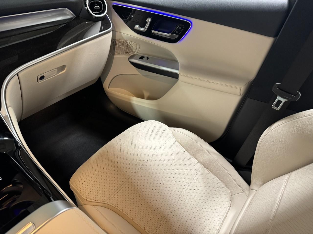 Mercedes-Benz GLC Vehicle Full-screen Gallery Image 16