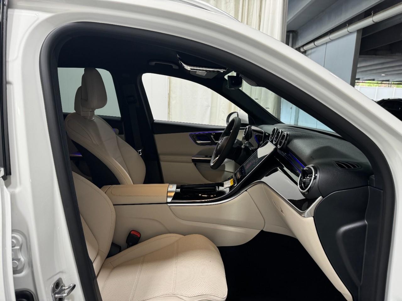 Mercedes-Benz GLC Vehicle Full-screen Gallery Image 17