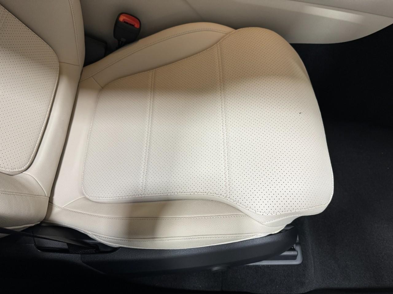 Mercedes-Benz GLC Vehicle Full-screen Gallery Image 18