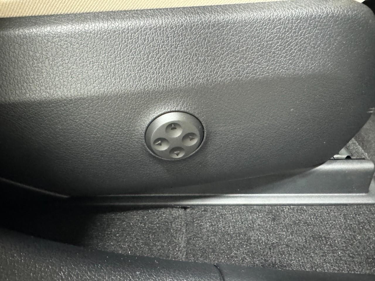 Mercedes-Benz GLC Vehicle Full-screen Gallery Image 19