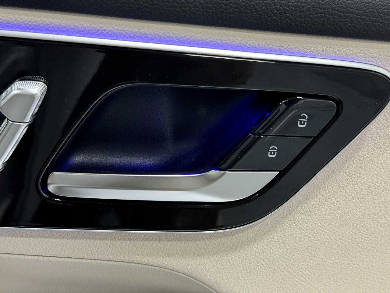 Mercedes-Benz GLC Vehicle Full-screen Gallery Image 21