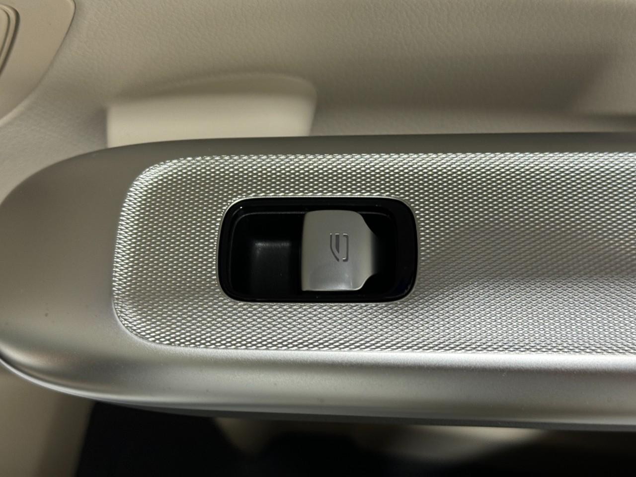 Mercedes-Benz GLC Vehicle Full-screen Gallery Image 22