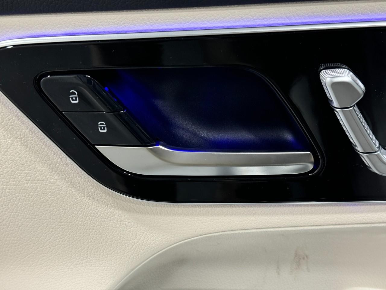 Mercedes-Benz GLC Vehicle Full-screen Gallery Image 24