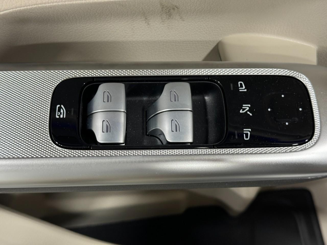 Mercedes-Benz GLC Vehicle Full-screen Gallery Image 25