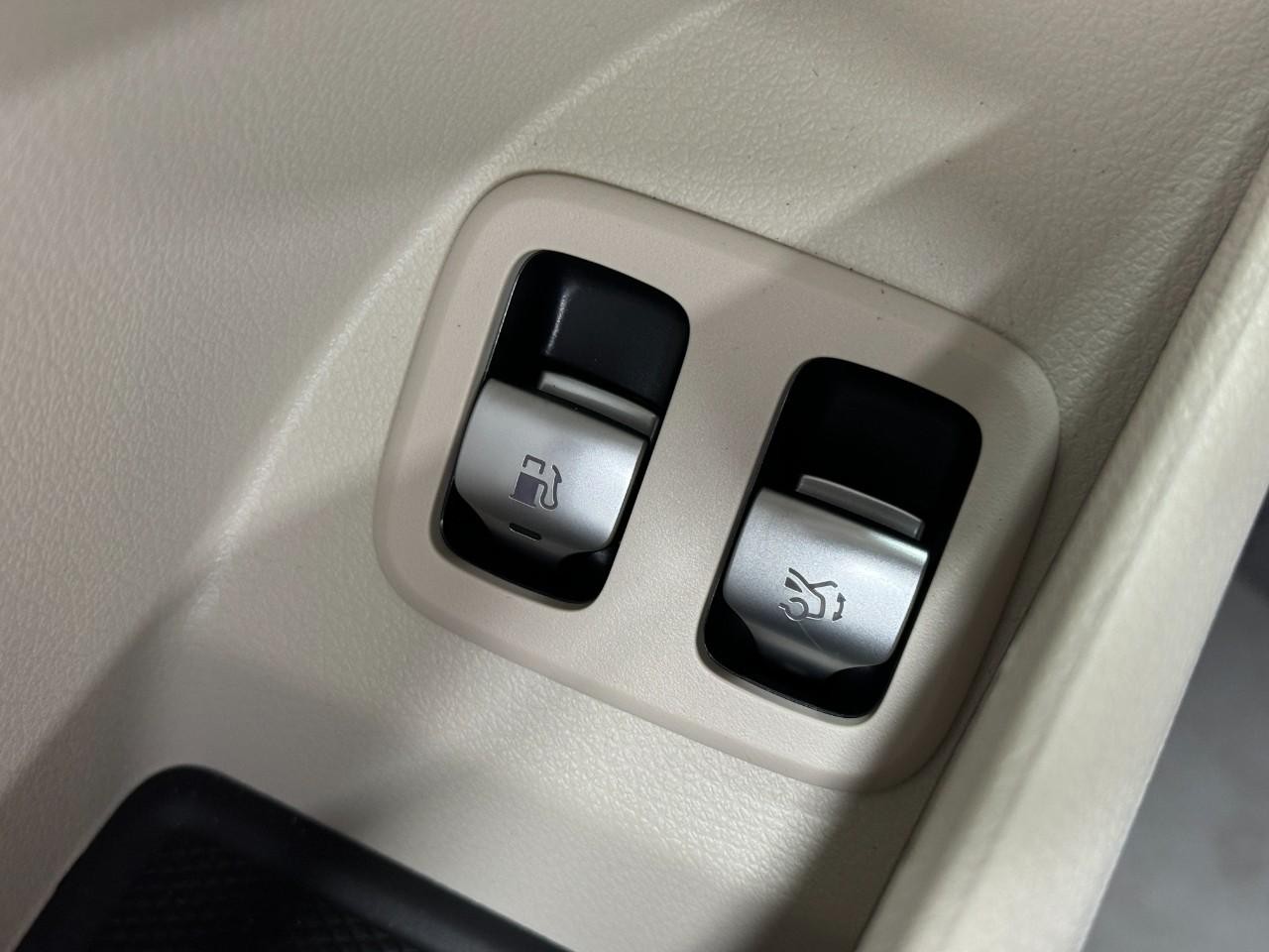 Mercedes-Benz GLC Vehicle Full-screen Gallery Image 26