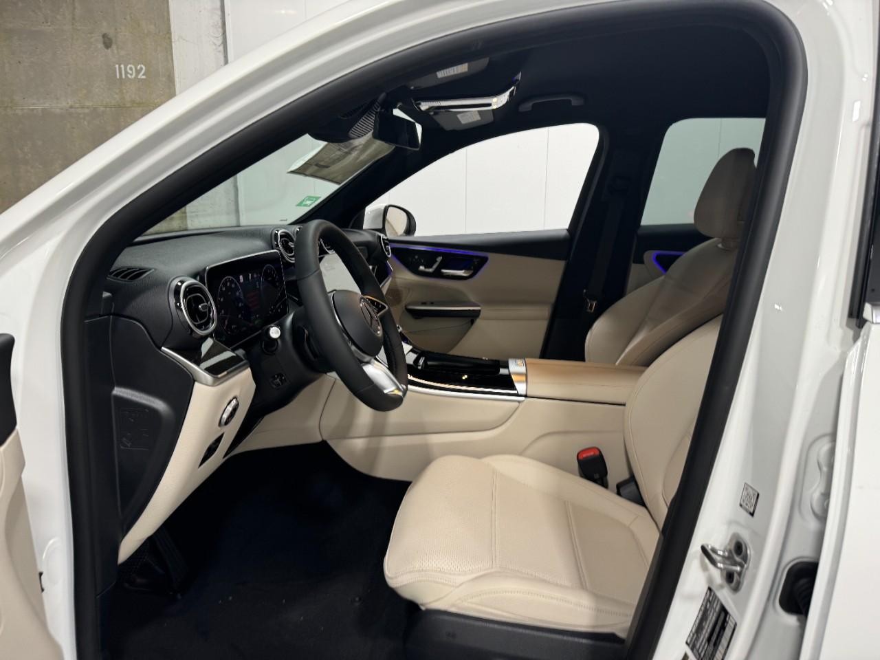 Mercedes-Benz GLC Vehicle Full-screen Gallery Image 27