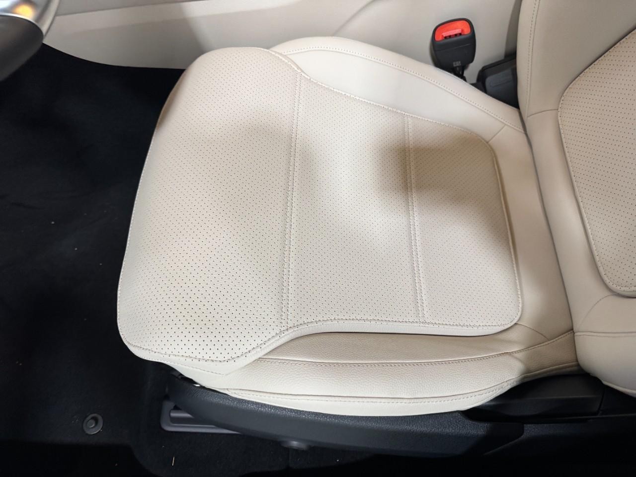 Mercedes-Benz GLC Vehicle Full-screen Gallery Image 28