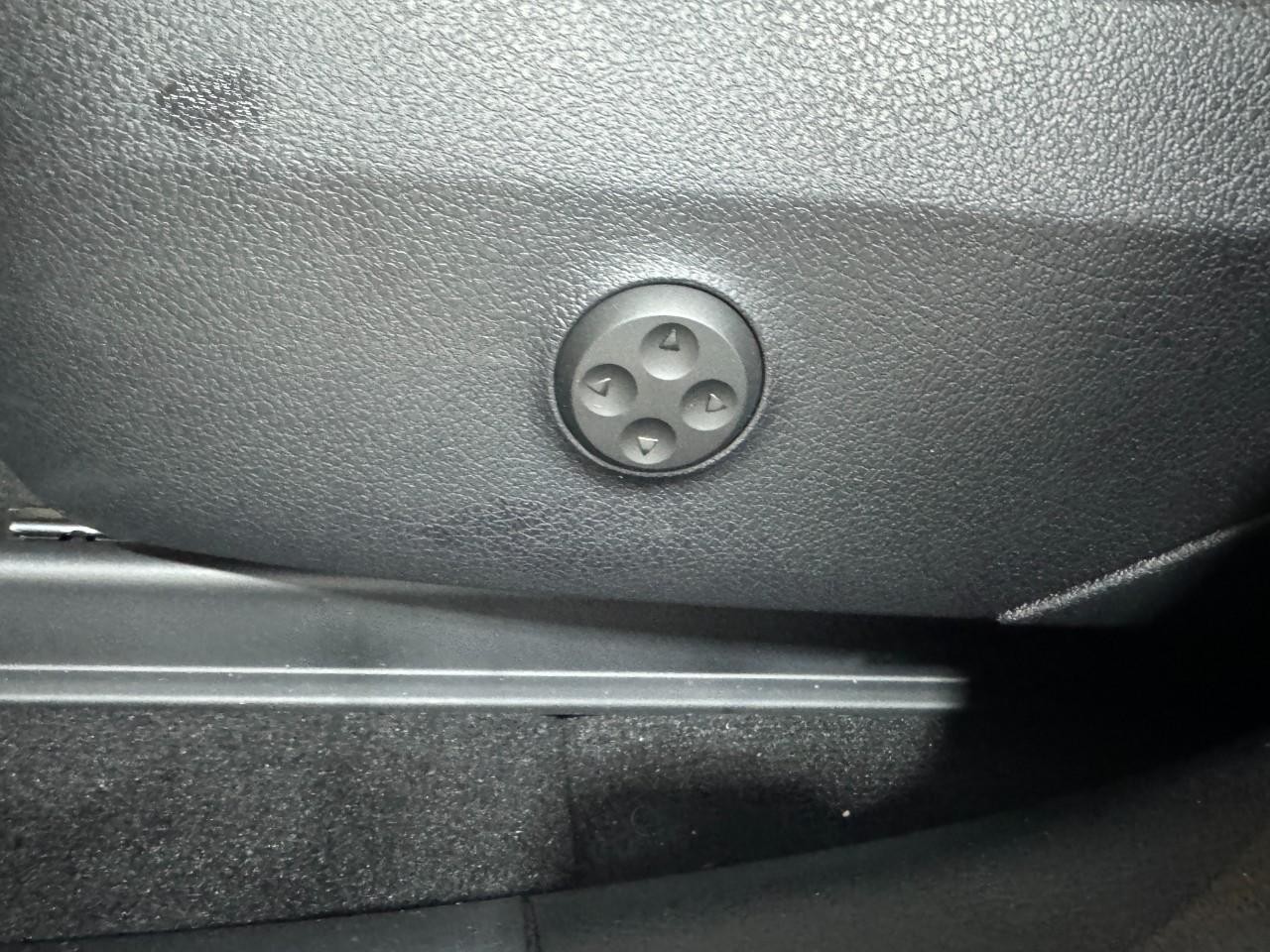 Mercedes-Benz GLC Vehicle Full-screen Gallery Image 29