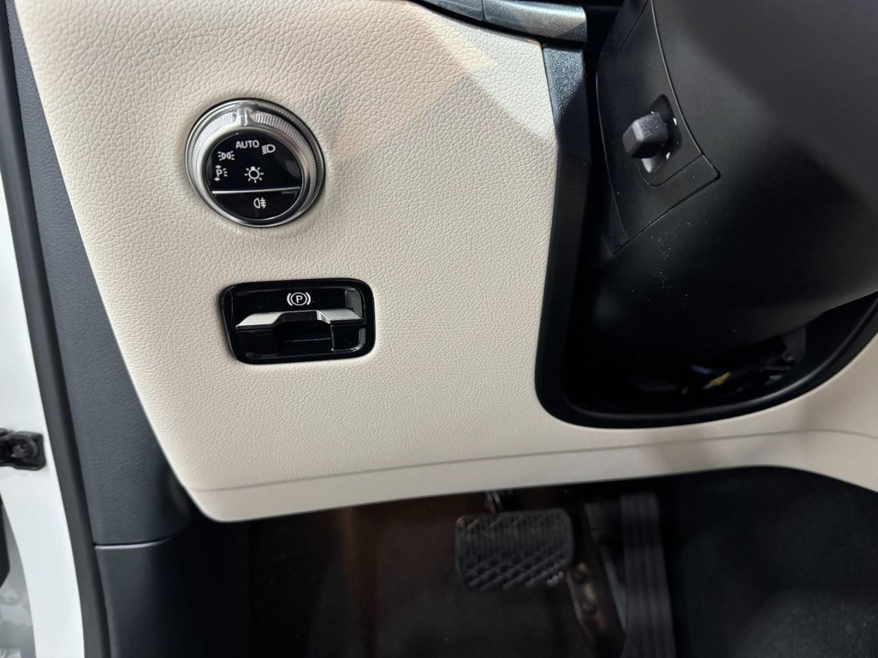 Mercedes-Benz GLC Vehicle Full-screen Gallery Image 30