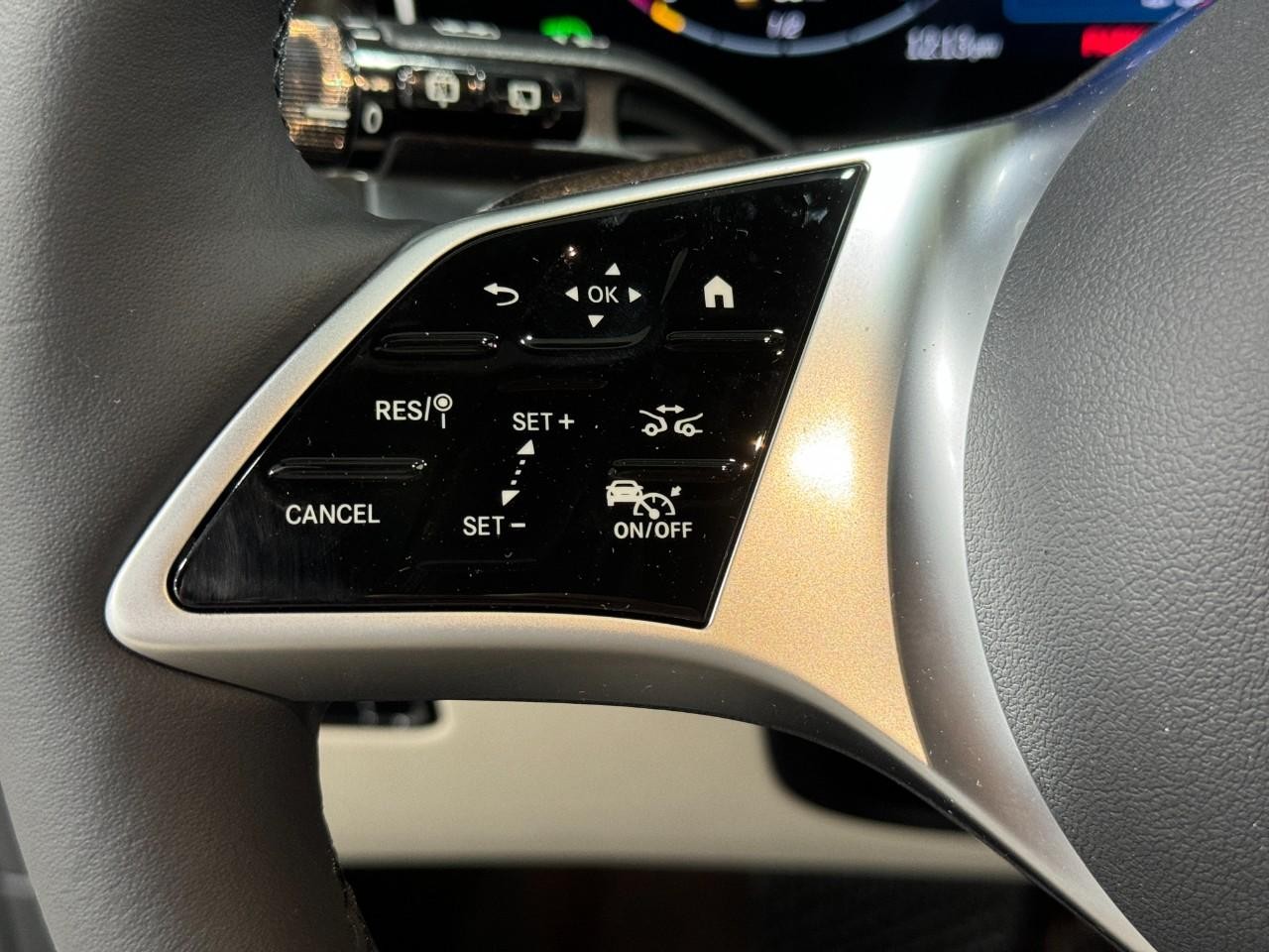 Mercedes-Benz GLC Vehicle Full-screen Gallery Image 31