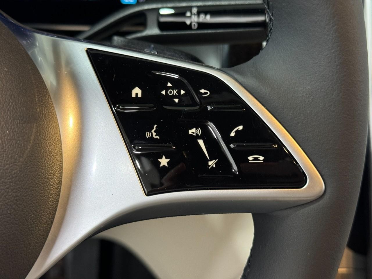 Mercedes-Benz GLC Vehicle Full-screen Gallery Image 32