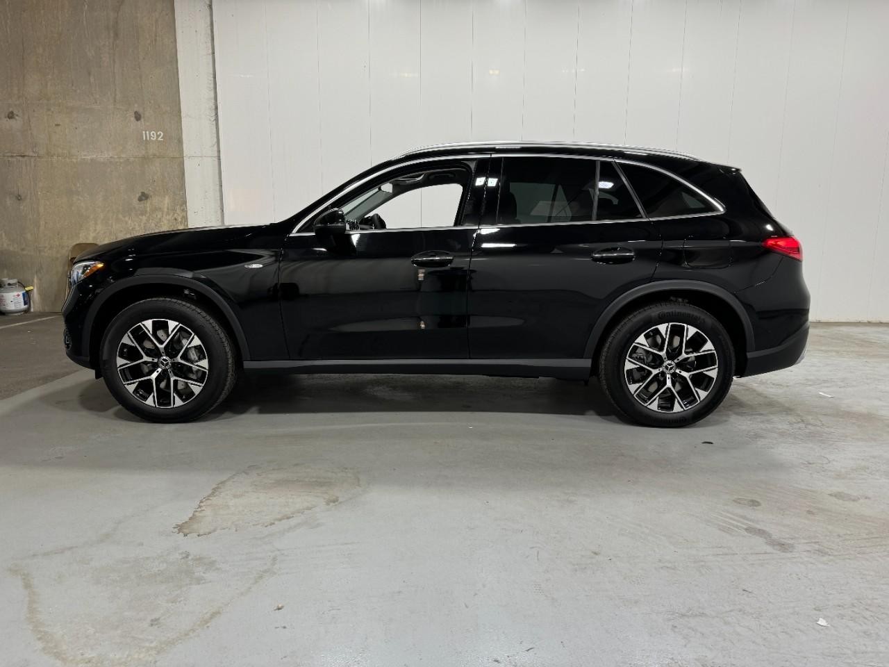 Mercedes-Benz GLC Vehicle Full-screen Gallery Image 2
