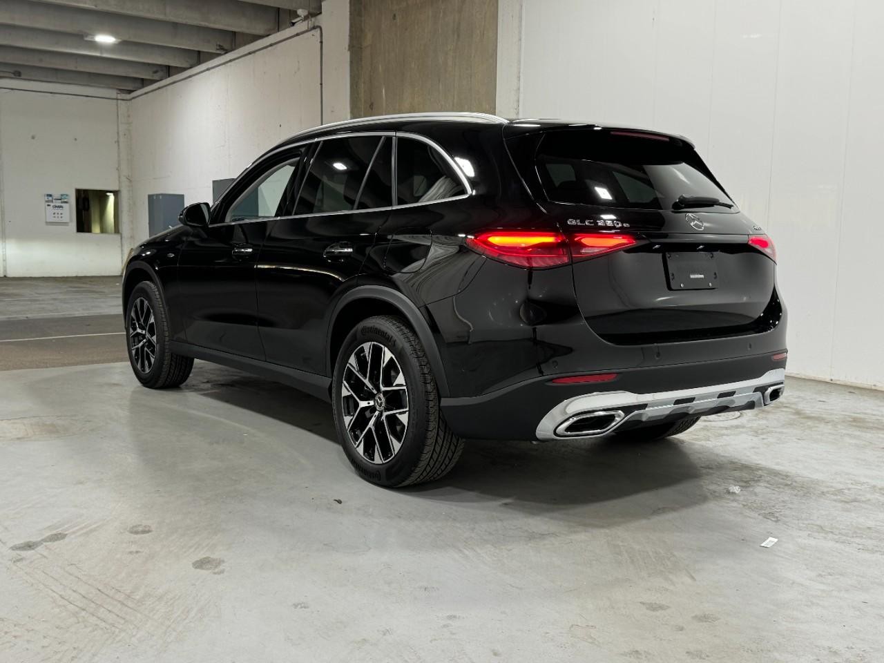 Mercedes-Benz GLC Vehicle Full-screen Gallery Image 3