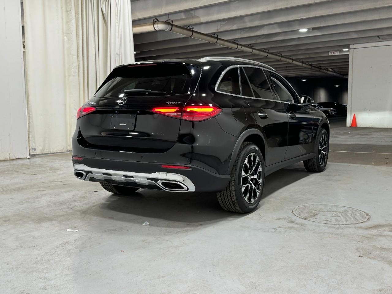 Mercedes-Benz GLC Vehicle Full-screen Gallery Image 4