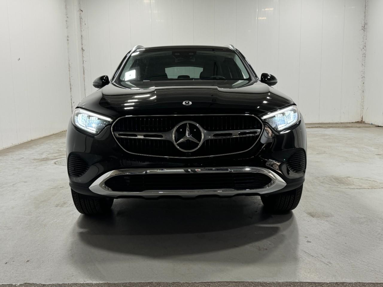 Mercedes-Benz GLC Vehicle Full-screen Gallery Image 7