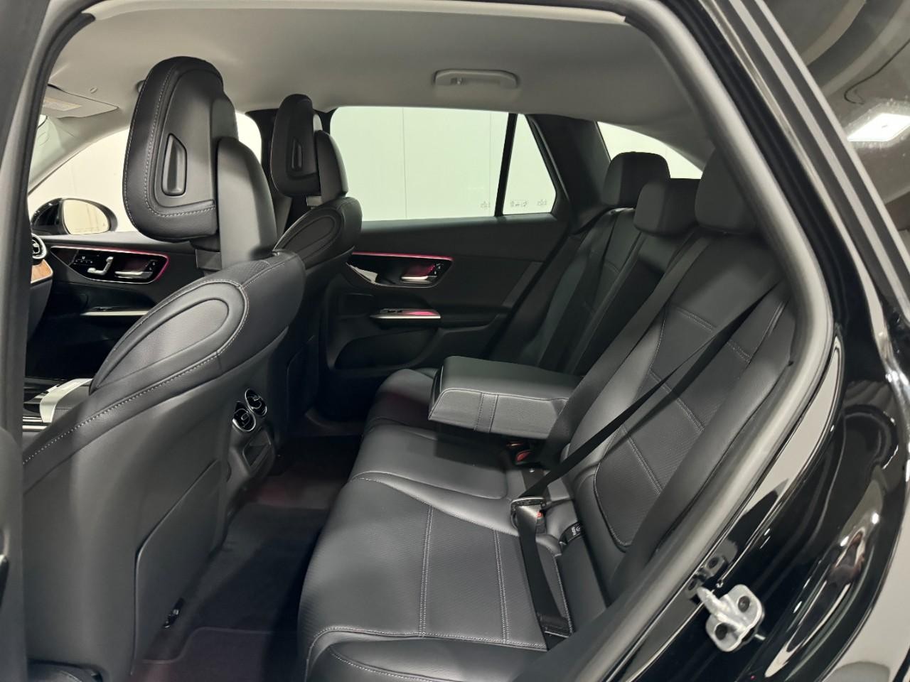 Mercedes-Benz GLC Vehicle Full-screen Gallery Image 8