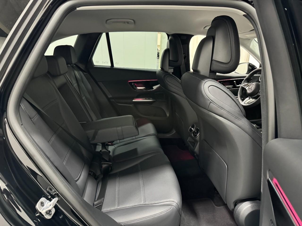 Mercedes-Benz GLC Vehicle Full-screen Gallery Image 10