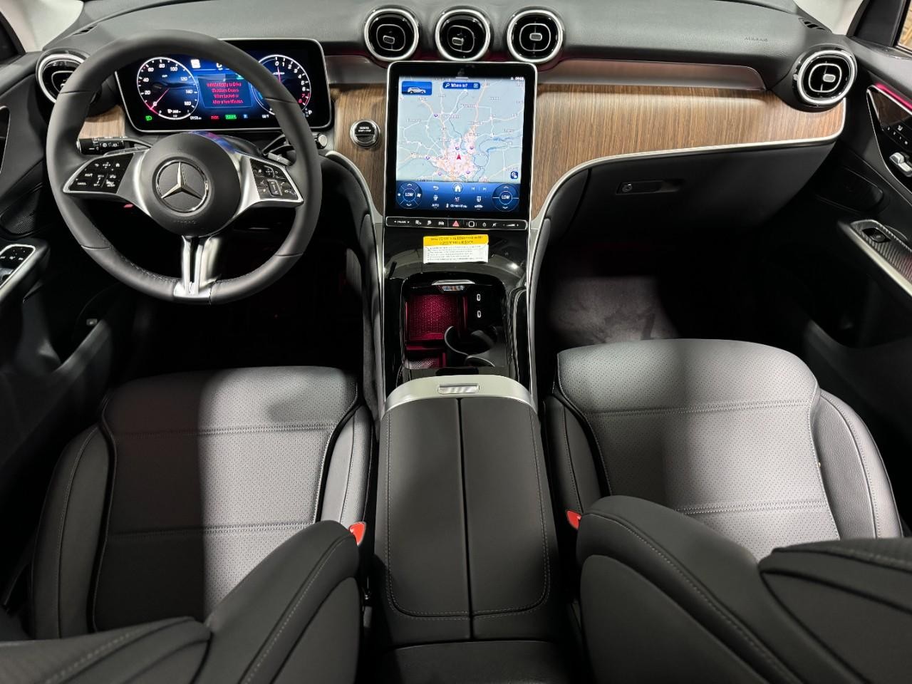 Mercedes-Benz GLC Vehicle Full-screen Gallery Image 11