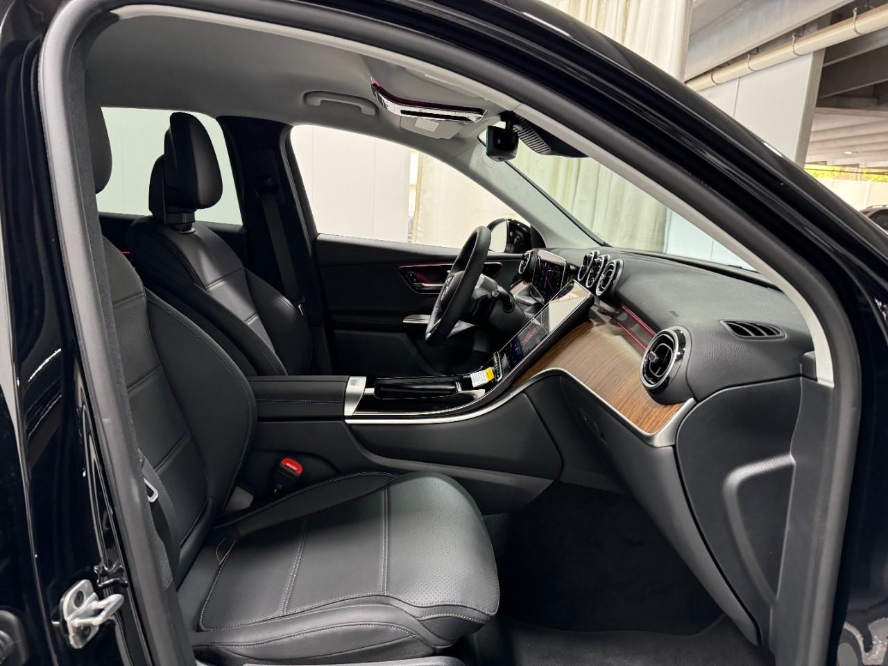 Mercedes-Benz GLC Vehicle Full-screen Gallery Image 16