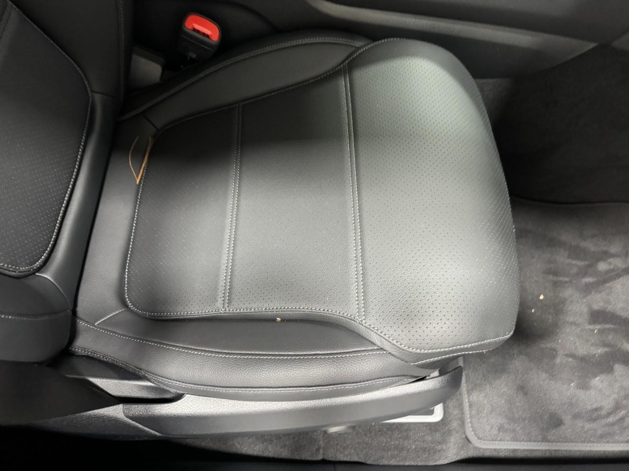 Mercedes-Benz GLC Vehicle Full-screen Gallery Image 17