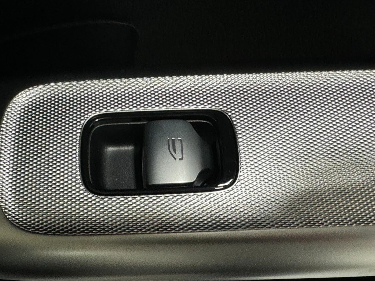 Mercedes-Benz GLC Vehicle Full-screen Gallery Image 21