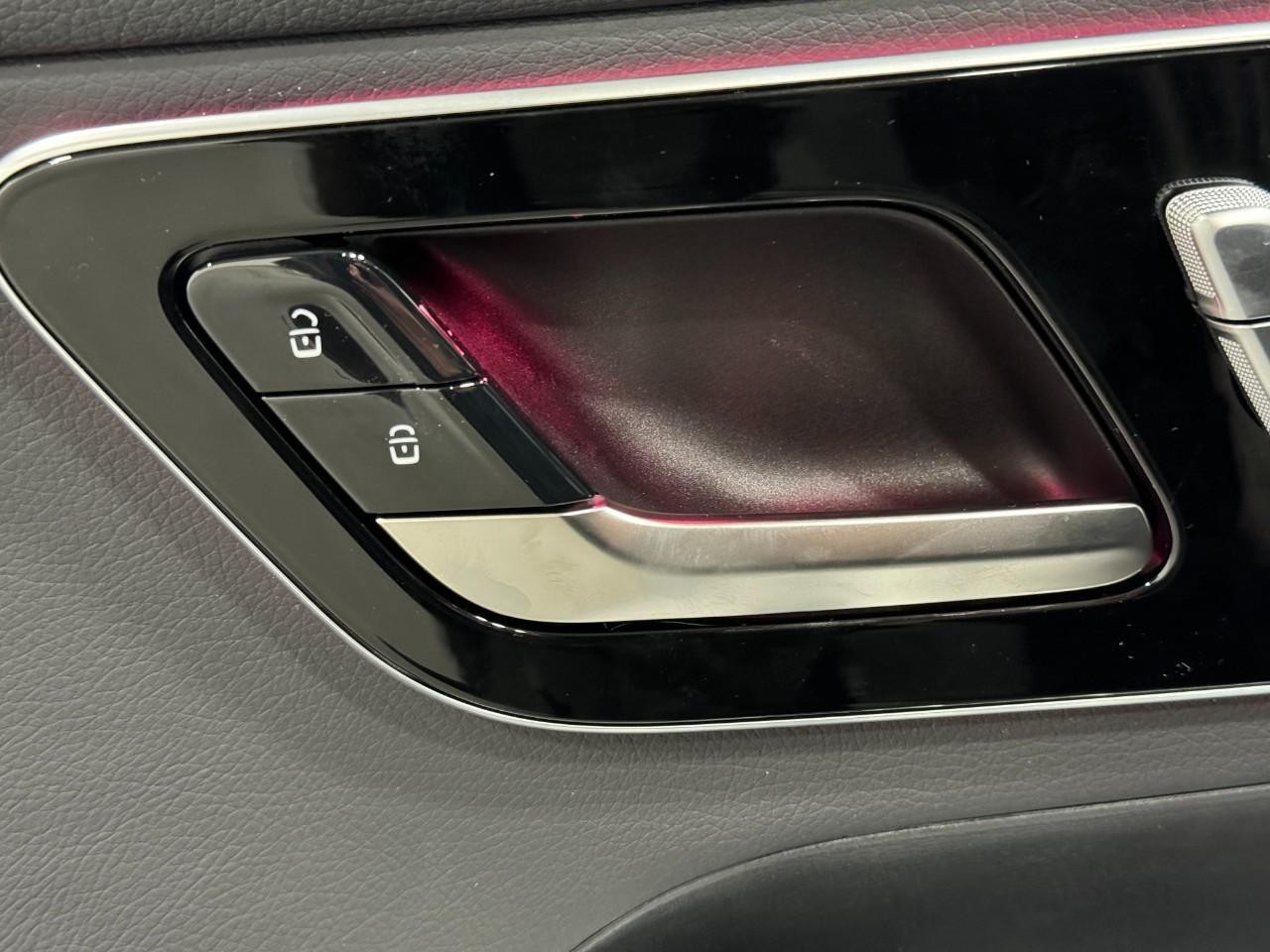 Mercedes-Benz GLC Vehicle Full-screen Gallery Image 23