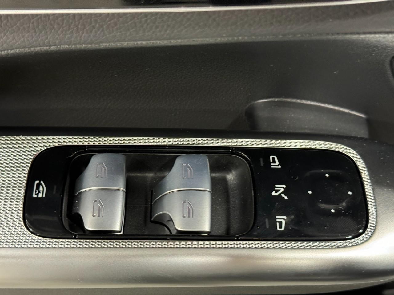 Mercedes-Benz GLC Vehicle Full-screen Gallery Image 24