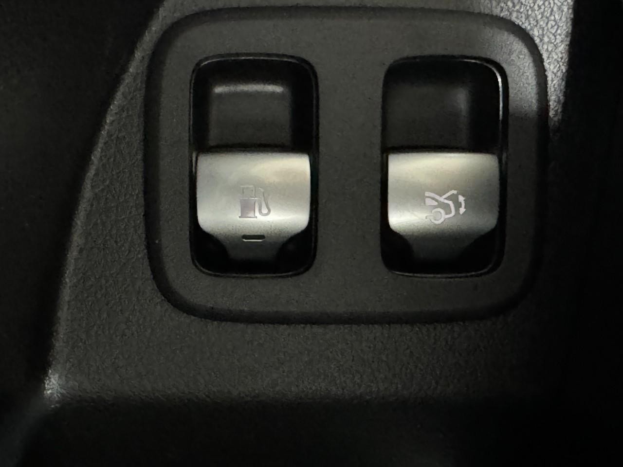 Mercedes-Benz GLC Vehicle Full-screen Gallery Image 25