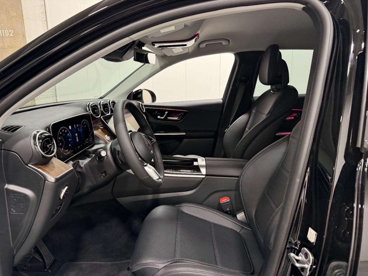 Mercedes-Benz GLC Vehicle Full-screen Gallery Image 26