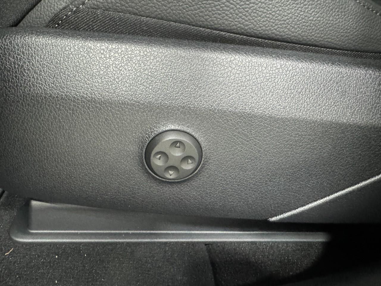 Mercedes-Benz GLC Vehicle Full-screen Gallery Image 28