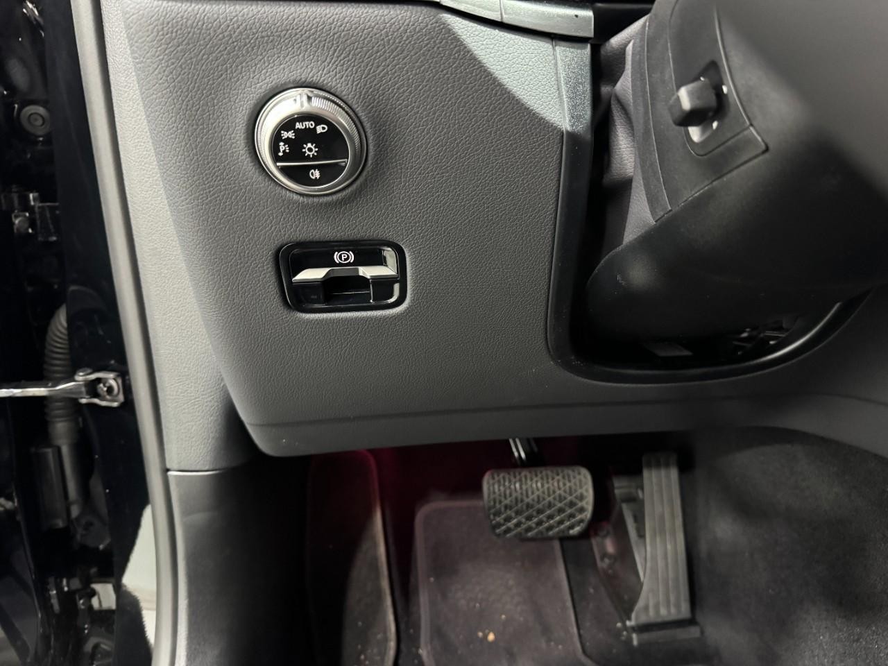 Mercedes-Benz GLC Vehicle Full-screen Gallery Image 29