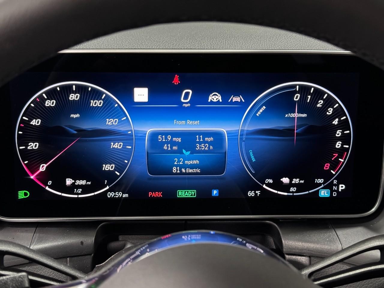 Mercedes-Benz GLC Vehicle Full-screen Gallery Image 32