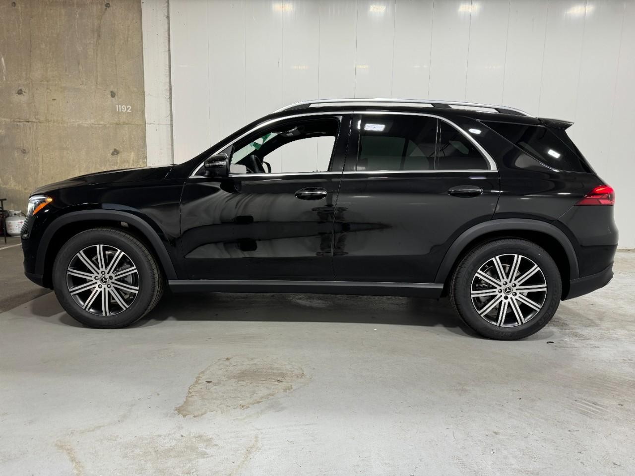Mercedes-Benz GLE Vehicle Full-screen Gallery Image 2