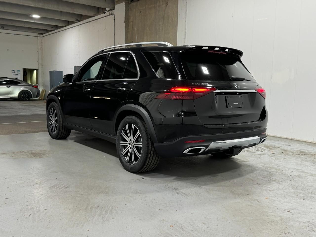 Mercedes-Benz GLE Vehicle Full-screen Gallery Image 3