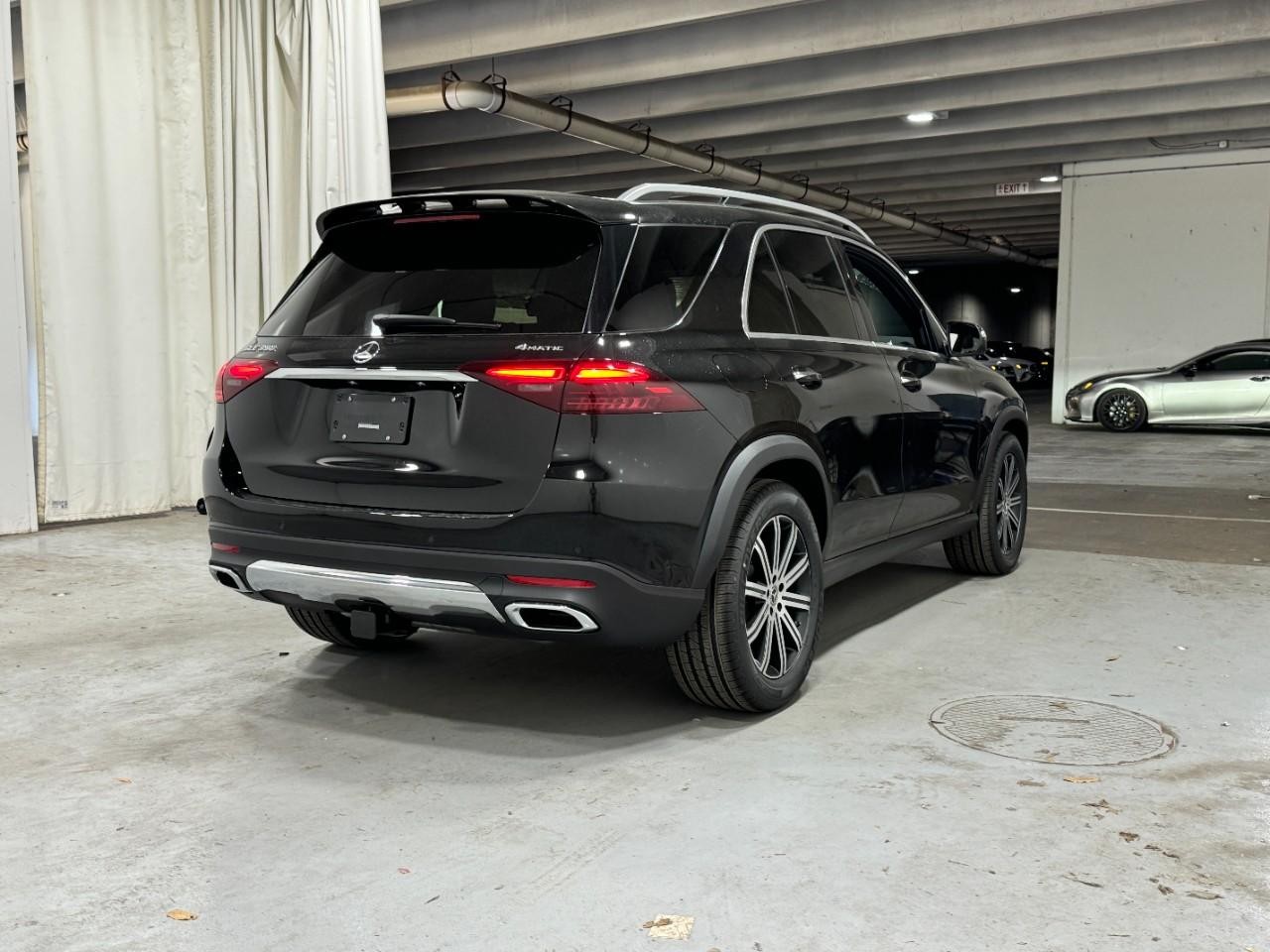 Mercedes-Benz GLE Vehicle Full-screen Gallery Image 4