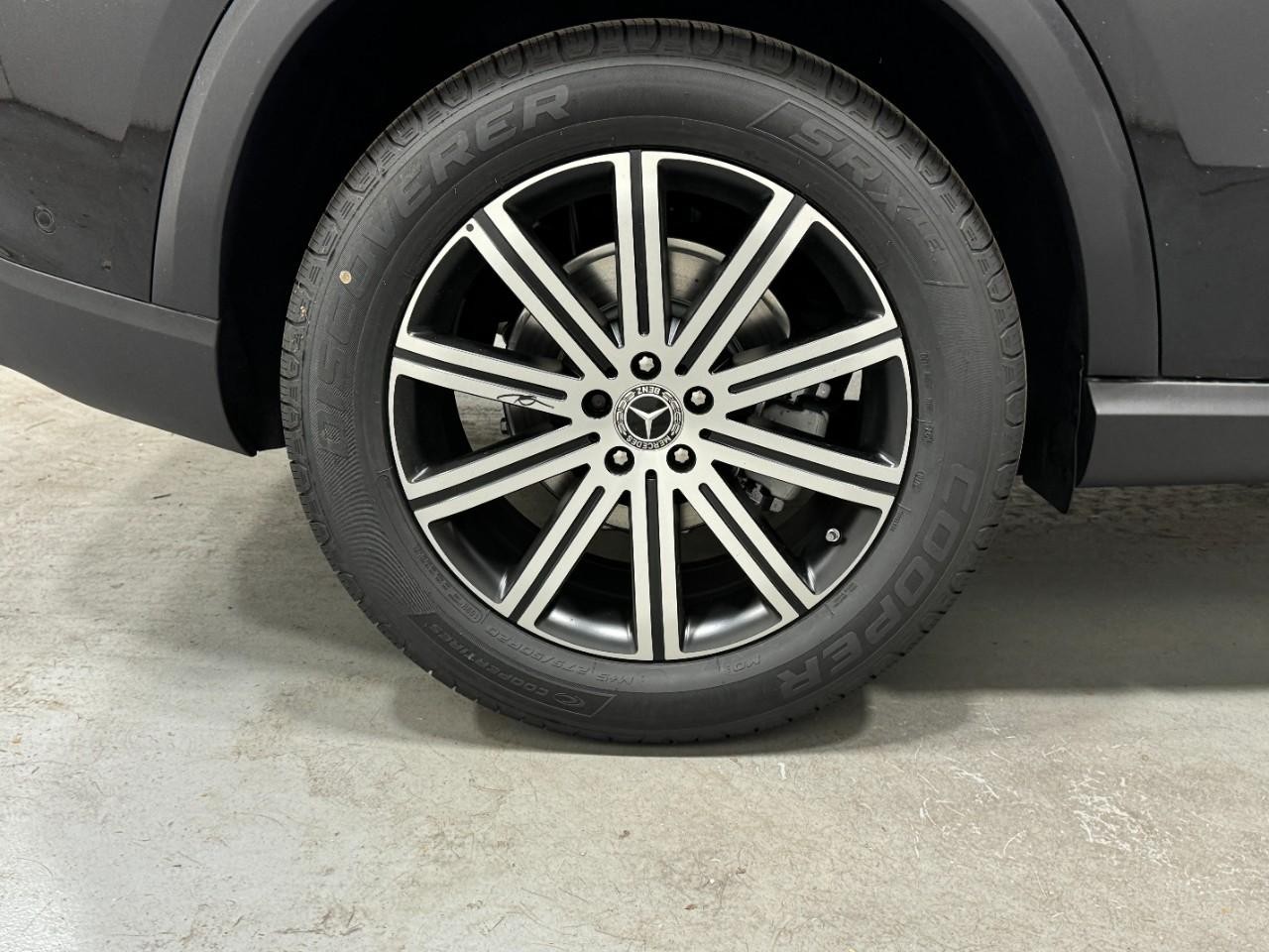 Mercedes-Benz GLE Vehicle Full-screen Gallery Image 5