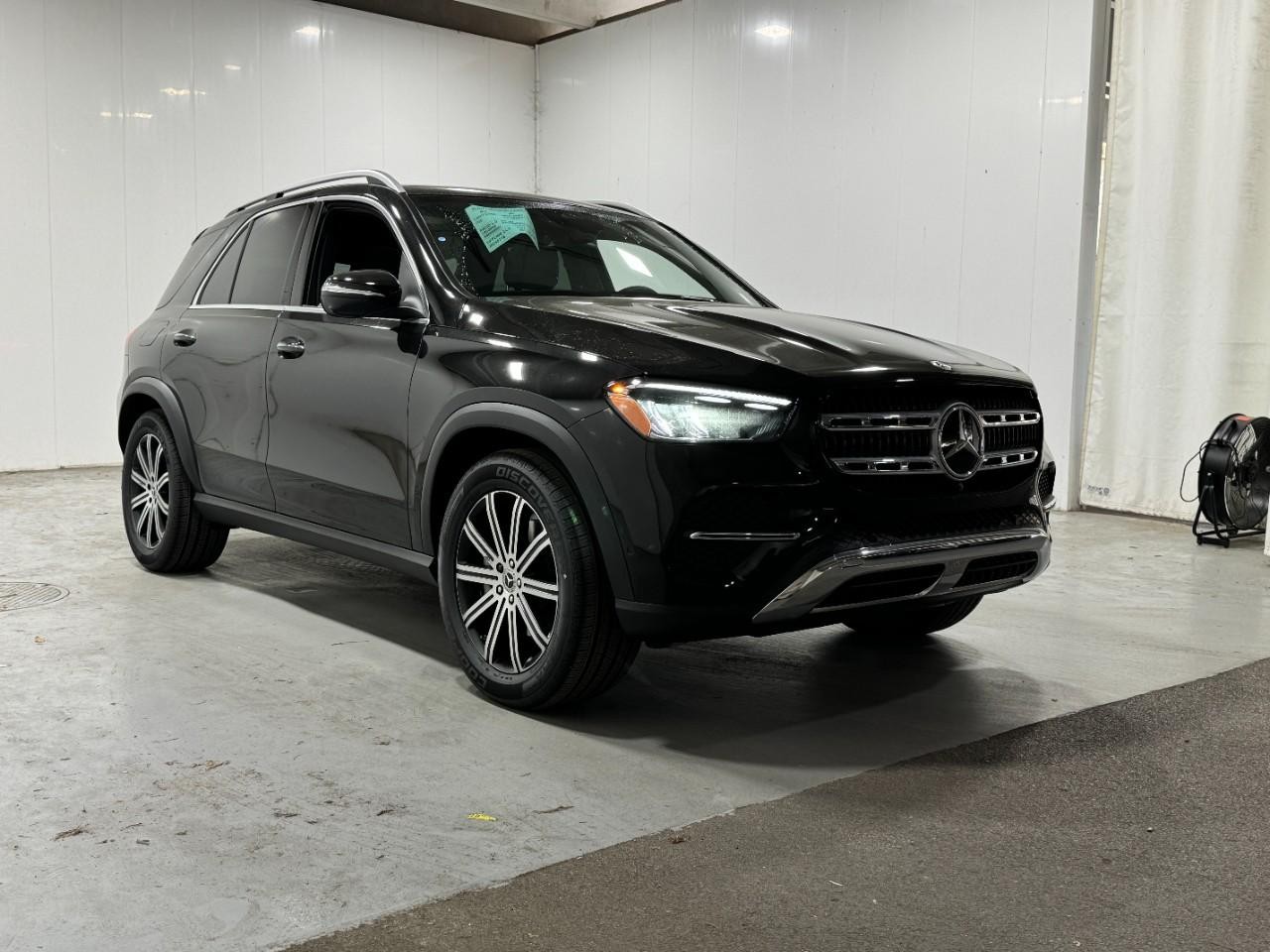 Mercedes-Benz GLE Vehicle Full-screen Gallery Image 6