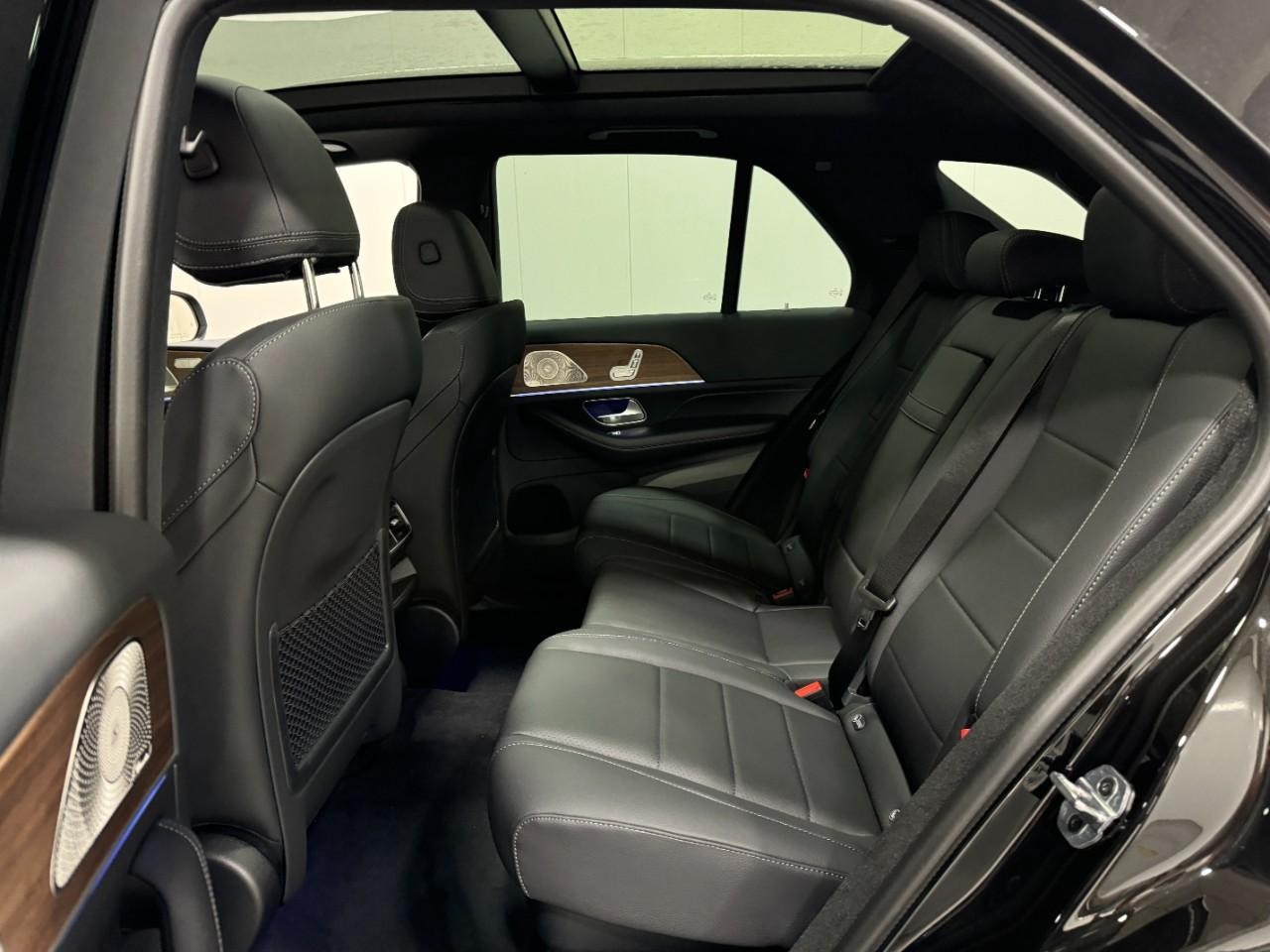 Mercedes-Benz GLE Vehicle Full-screen Gallery Image 8