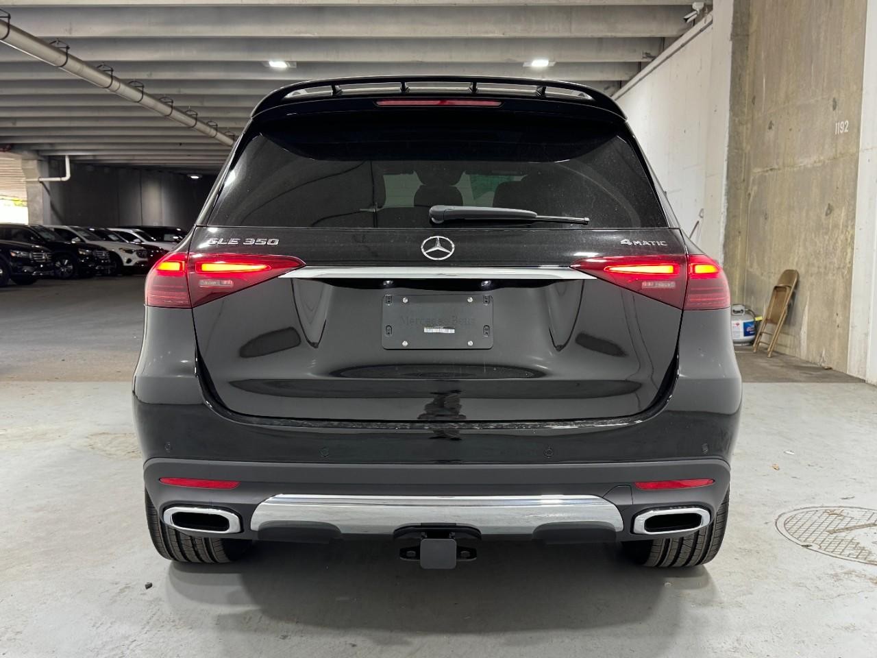 Mercedes-Benz GLE Vehicle Full-screen Gallery Image 9