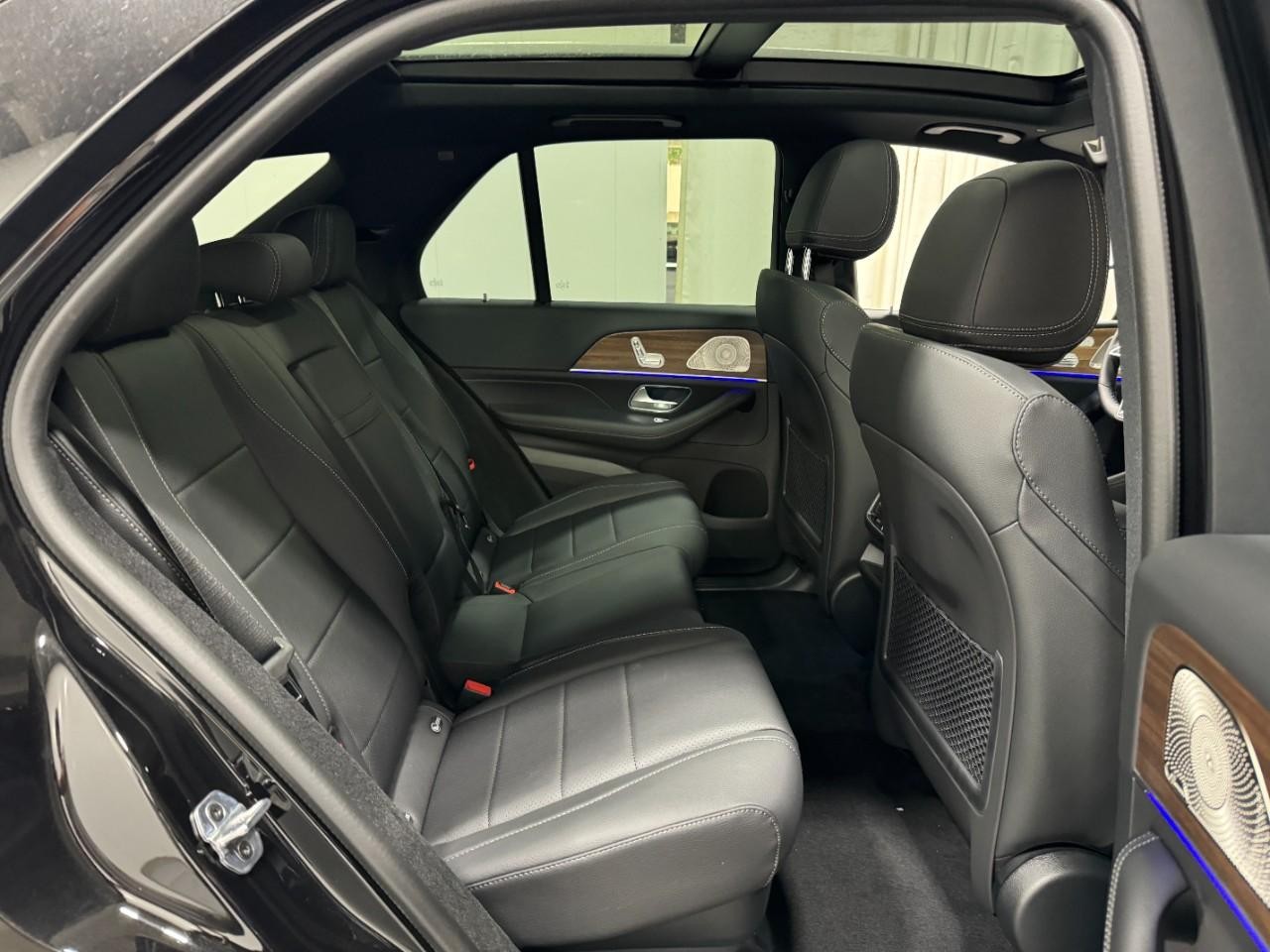 Mercedes-Benz GLE Vehicle Full-screen Gallery Image 10