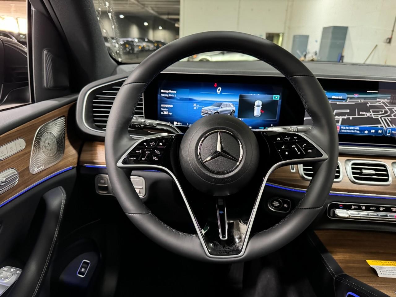 Mercedes-Benz GLE Vehicle Full-screen Gallery Image 13