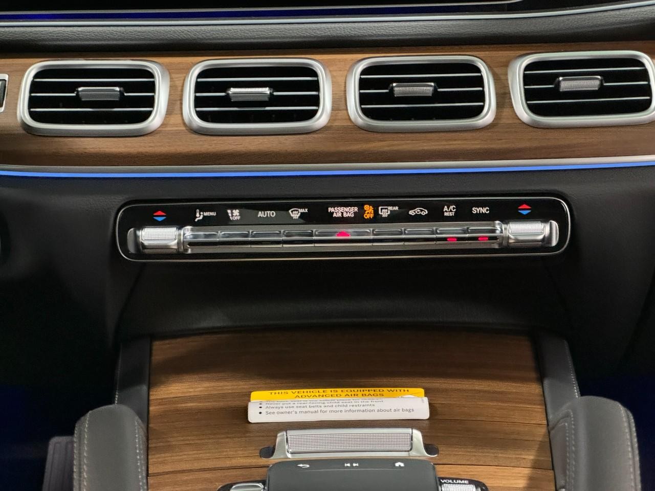 Mercedes-Benz GLE Vehicle Full-screen Gallery Image 15