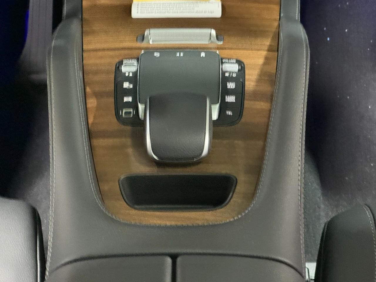 Mercedes-Benz GLE Vehicle Full-screen Gallery Image 16