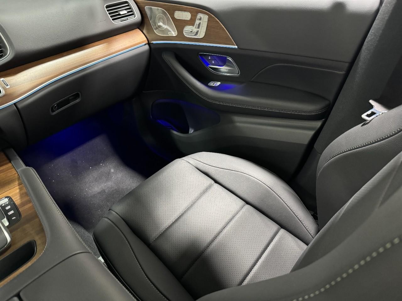 Mercedes-Benz GLE Vehicle Full-screen Gallery Image 17