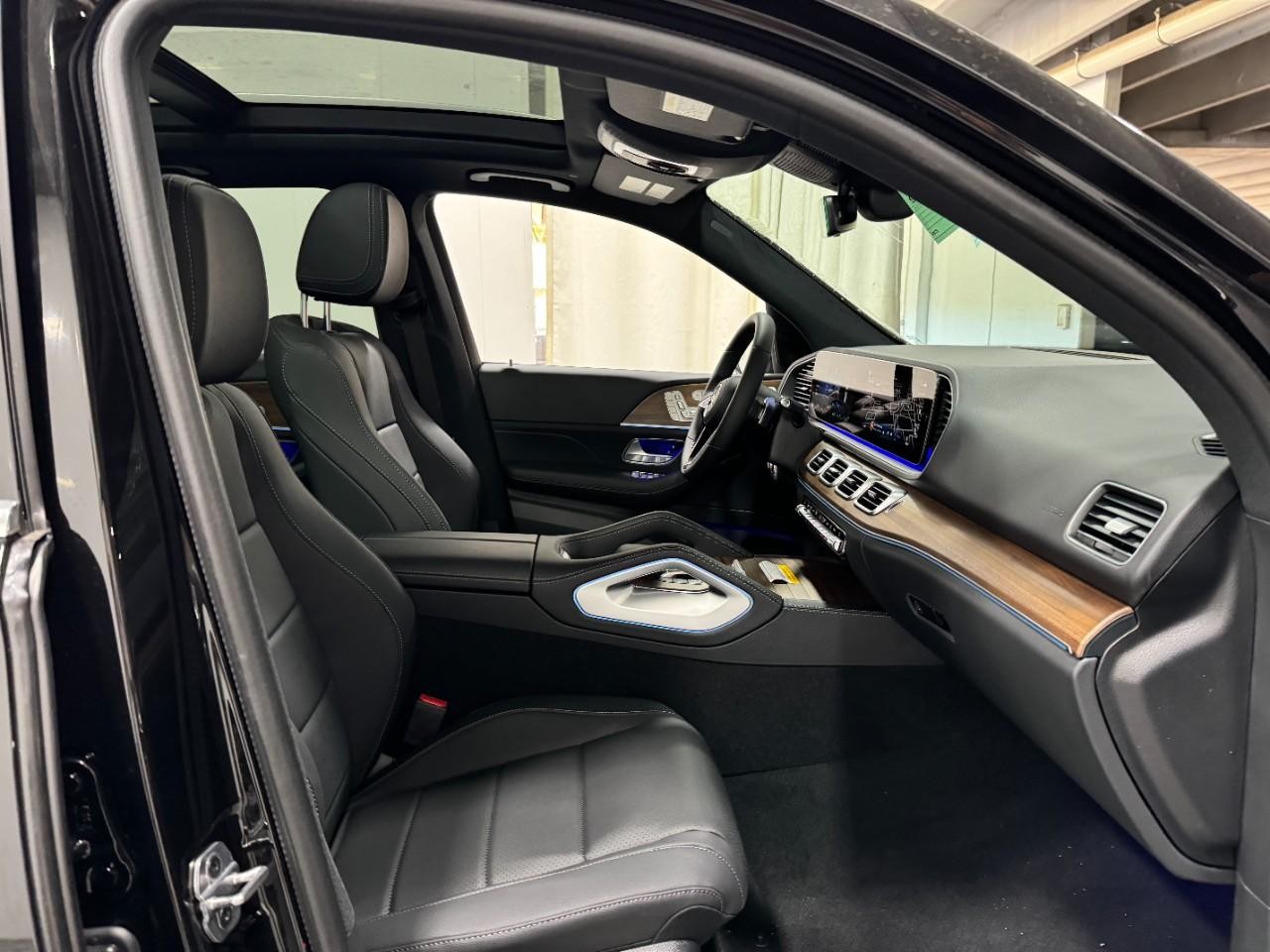 Mercedes-Benz GLE Vehicle Full-screen Gallery Image 18