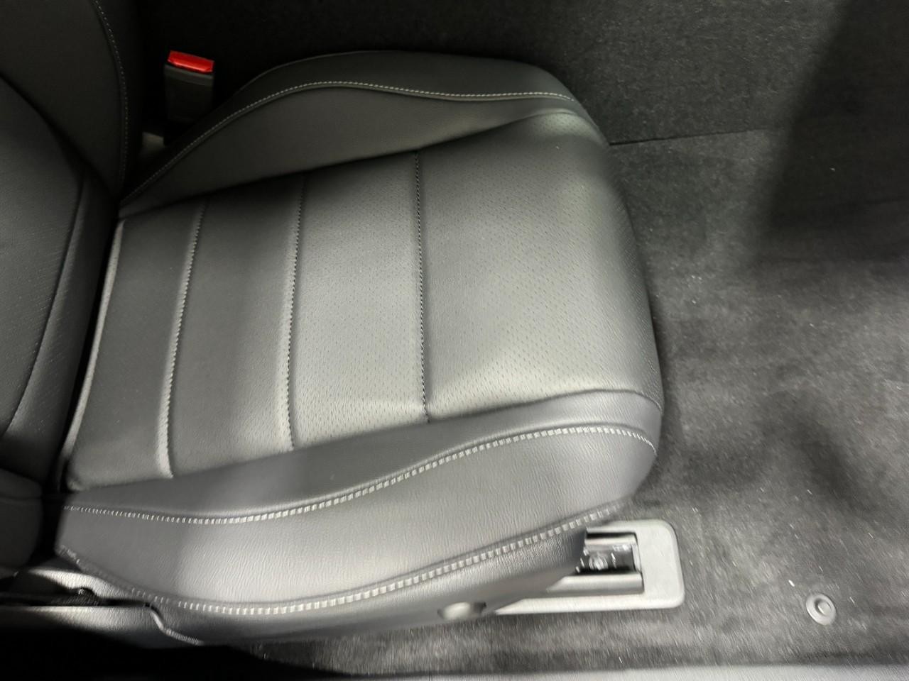 Mercedes-Benz GLE Vehicle Full-screen Gallery Image 19