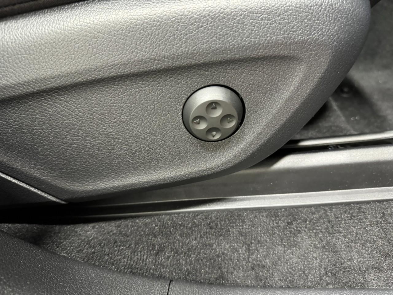 Mercedes-Benz GLE Vehicle Full-screen Gallery Image 20