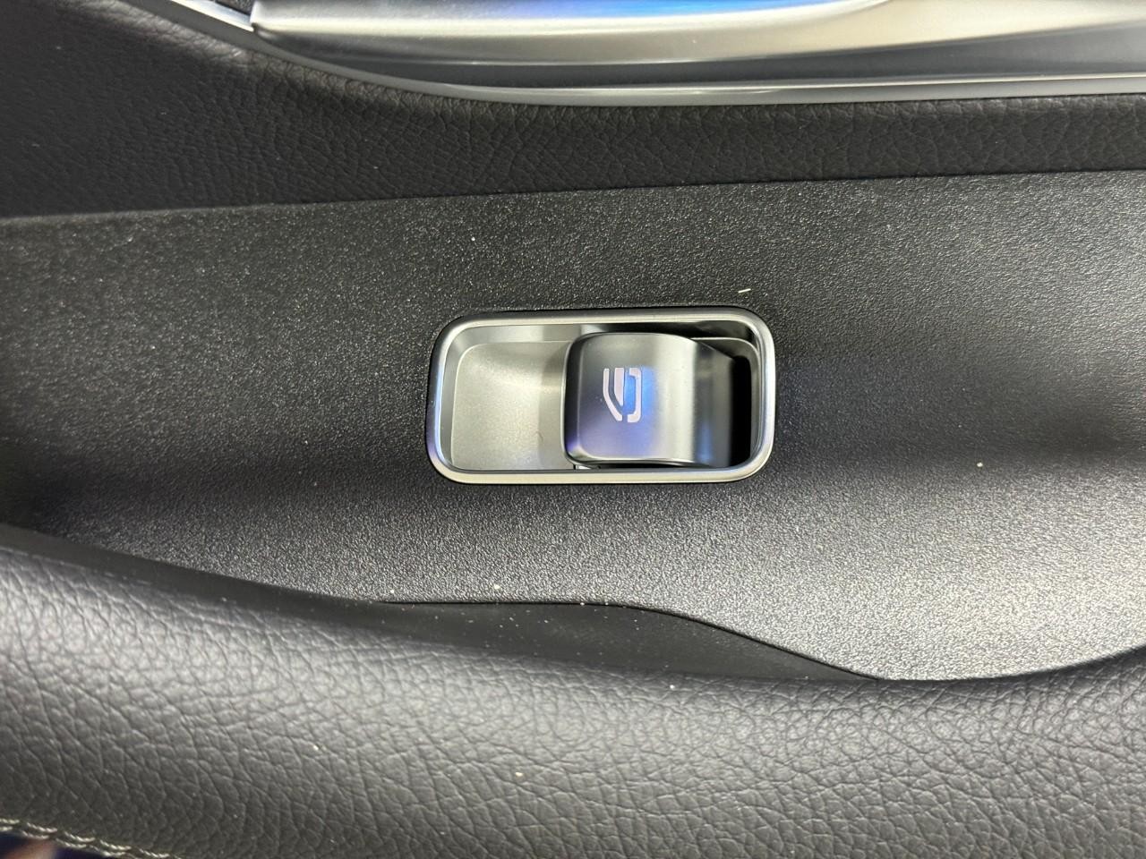 Mercedes-Benz GLE Vehicle Full-screen Gallery Image 23