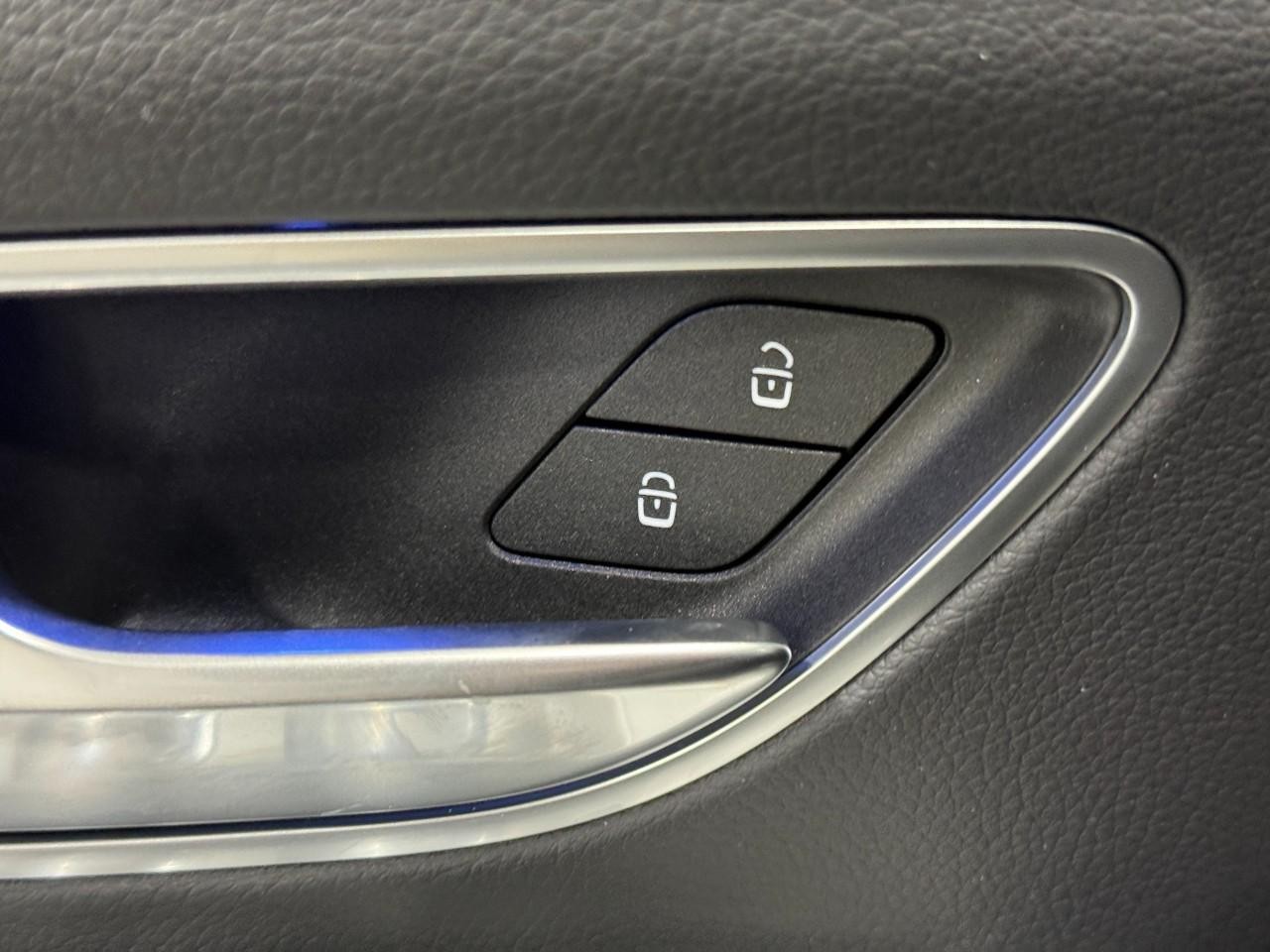 Mercedes-Benz GLE Vehicle Full-screen Gallery Image 26